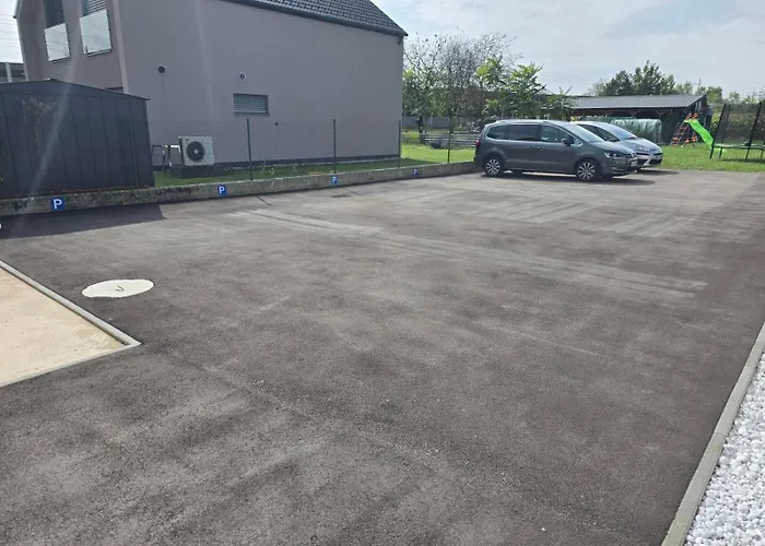 Golden Oasis Free Private Parking *