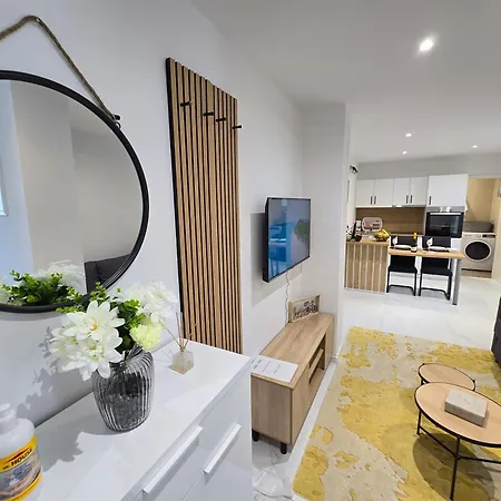 Golden Oasis Free Private Parking Апартаменты