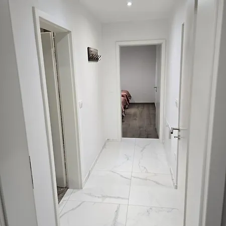 Golden Oasis Free Private Parking Apartment *