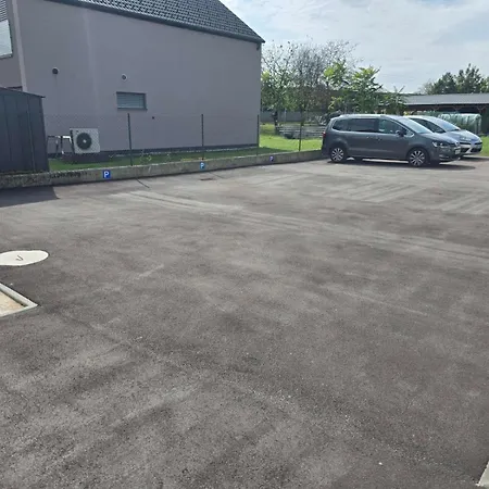 Golden Oasis Free Private Parking *