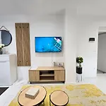 Golden Oasis Free Private Parking *